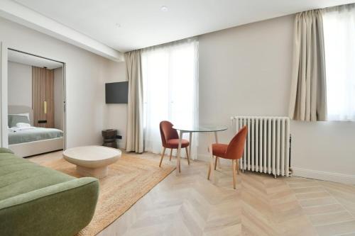 Eiffel Tower View 1BR Newly Renovated and Bright