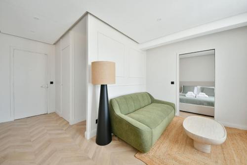 Eiffel Tower View 1BR Newly Renovated and Bright
