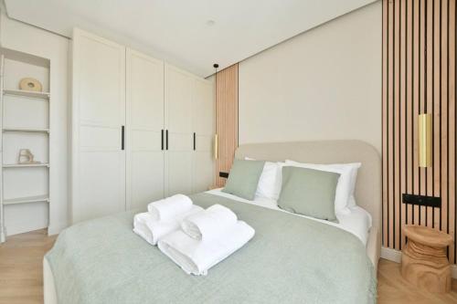 Eiffel Tower View 1BR Newly Renovated and Bright