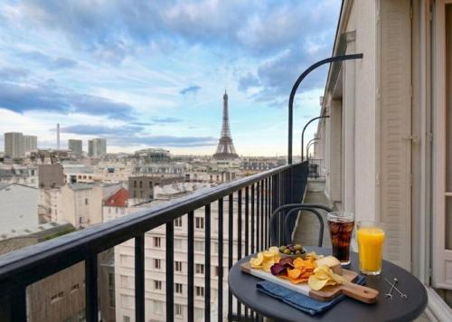 Eiffel Tower View 1BR Newly Renovated and Bright