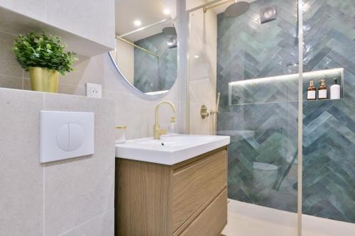 Luxury Studio with Stunning Eiffel Tower View