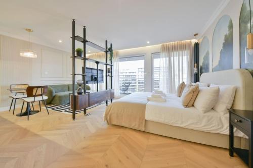 Luxury Studio with Stunning Eiffel Tower View