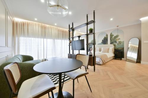 Luxury Studio with Stunning Eiffel Tower View