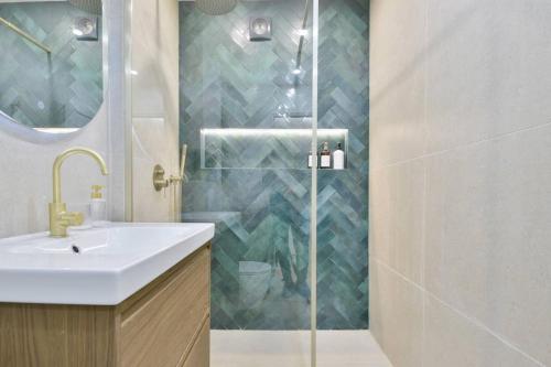 Luxury Studio with Stunning Eiffel Tower View