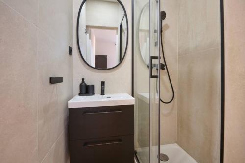 Chic Cozy 1BR Near Eiffel Tower Netflix and WiFi
