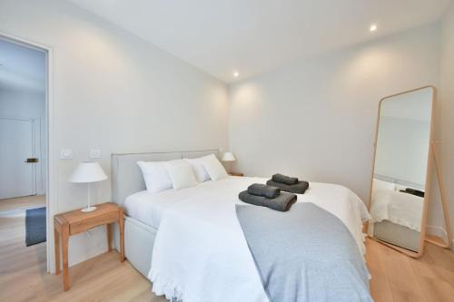 Chic 1BR Central Location Newly Refurbished