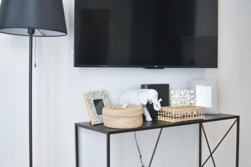 Chic 1BR Central Location Newly Refurbished