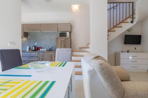 Holiday House Irina F - Pool Private