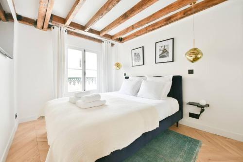 Luxurious 3BR near Champs Elysees Parisian Charm