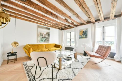 Luxurious 3BR near Champs Elysees Parisian Charm