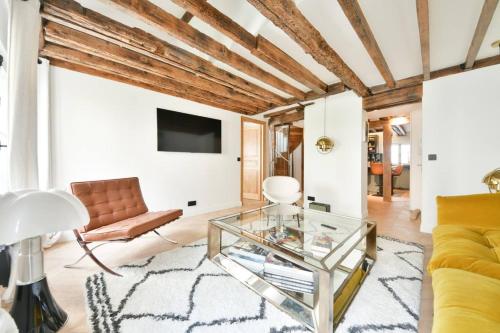 Luxurious 3BR near Champs Elysees Parisian Charm