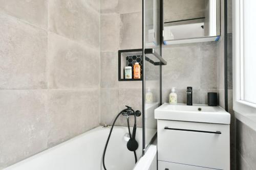 Cozy 1BR by Eiffel Tower and Seine Comfort Charm