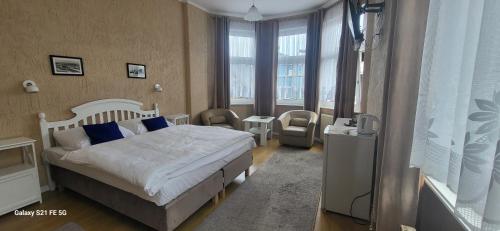 a bedroom with a bed with blue pillows at Skarb Morza in Międzyzdroje