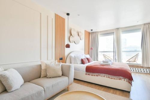 Best Eiffel Tower View Refurbished Studio