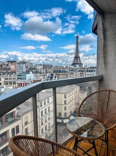 Best Eiffel Tower View Refurbished Studio
