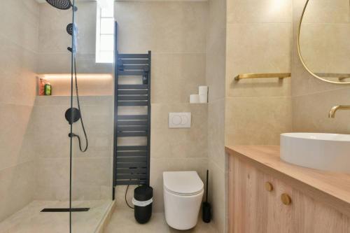 Best Eiffel Tower View Refurbished Studio