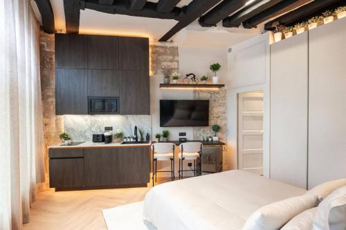 Charming Comfy Marais Studio in Historic Building