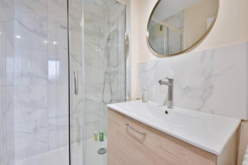 Vibrant 1BR with balcony and view of Eiffel Tower