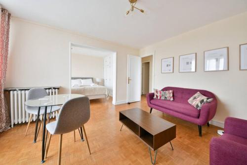 Vibrant 1BR with balcony and view of Eiffel Tower