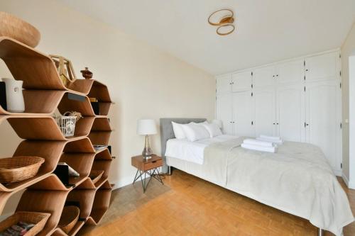 Vibrant 1BR with balcony and view of Eiffel Tower