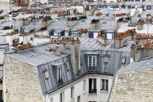 Vibrant 1BR with balcony and view of Eiffel Tower