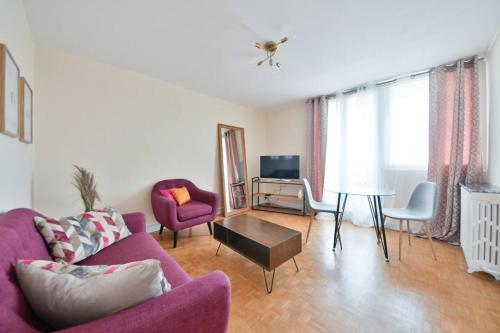Vibrant 1BR with balcony and view of Eiffel Tower