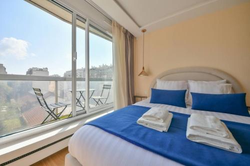 Modern Studio with Balcony near the Eiffel Tower