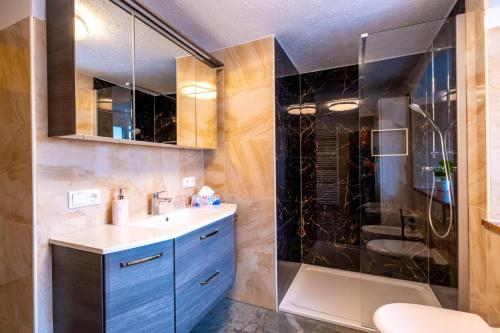 a bathroom with a sink and a shower at Ferienwohnung Mamma Rosa 1 in Wunsiedel