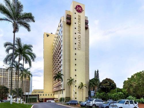 a building with a sign on the side of it at Grand Mercure Brasilia Eixo Monumental in Brasília