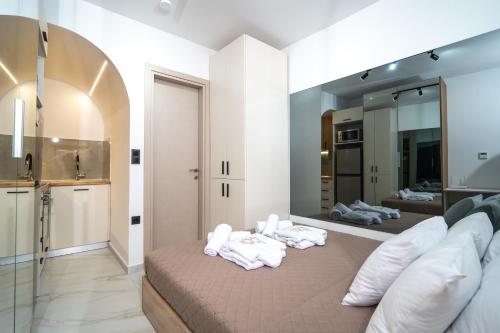 ein Schlafzimmer mit einem Bett, auf dem weiße Handtücher liegen in der Unterkunft Bastasio Youth Studio in Thessaloniki