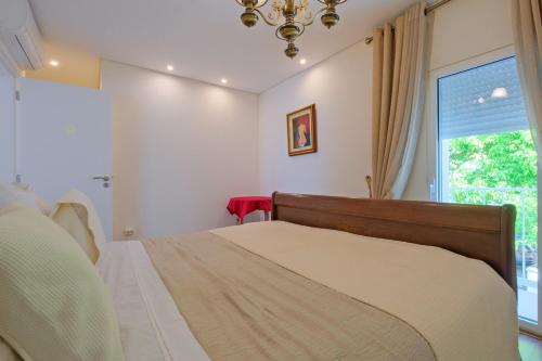 Elegant Guest Room with Hot Tub Full Shared Home
