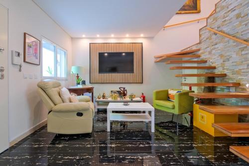 Elegant Guest Room with Hot Tub Full Shared Home