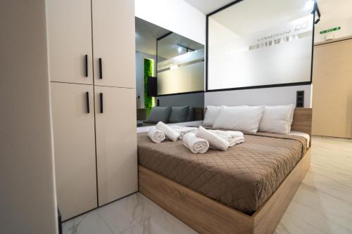 ein Schlafzimmer mit einem Bett, auf dem Handtücher liegen in der Unterkunft Bastasio Youth Studio in Thessaloniki