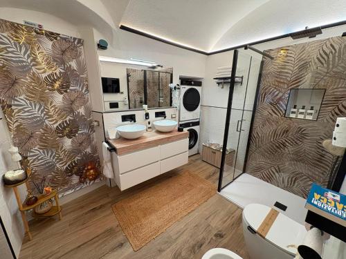 a bathroom with two sinks and a shower at Nena Maleni in Tovo San Giacomo