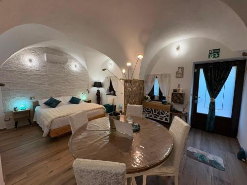 a bedroom with a bed and a table in a room at Nena Maleni in Tovo San Giacomo