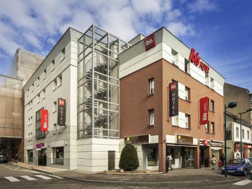 a building on the corner of a street at Ibis Aéroport Bâle Mulhouse in Saint-Louis