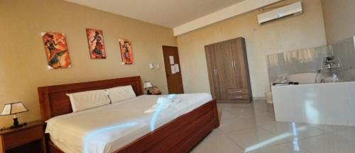 a bedroom with a bed and a tub and a sink at Hotel Roman in Pucallpa