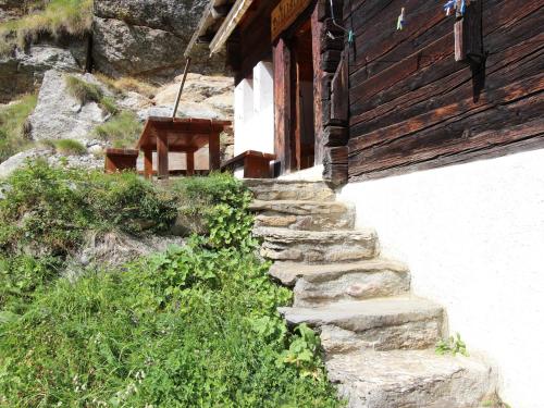 un conjunto de escalones de piedra fuera de un edificio en Beautiful Chalet in Binn with Parking en Saflischmatten