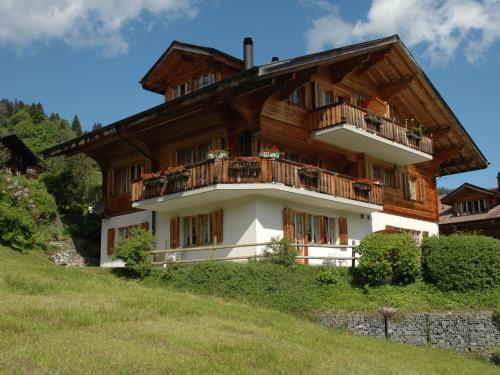 ein großes Holzhaus auf einem Hügel in der Unterkunft Luxurious Chalet in Habkern with Private Garden in Habkern