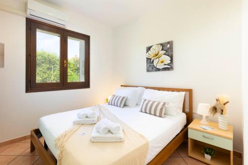 a bedroom with a bed with towels on it at Villa Luna in Simius