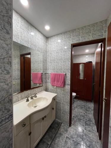 a bathroom with a sink and a mirror at La Casa del Barrio in Ramallo