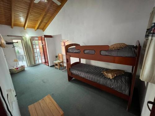 a bedroom with two bunk beds in a room at La Casa del Barrio in Ramallo