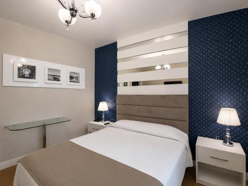 a bedroom with a bed and a blue wall at Curitiba Palace Hotel in Curitiba