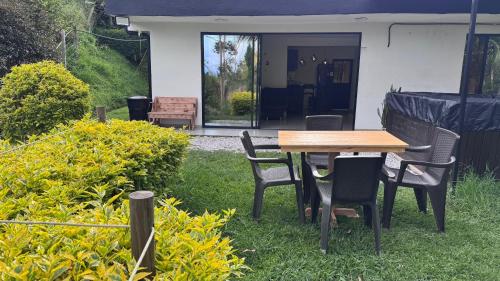 a wooden table and chairs in a yard at Lisboa Hause in Horizonte