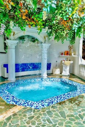 a swimming pool in the middle of a room at The Butterfly Mansion in Envigado