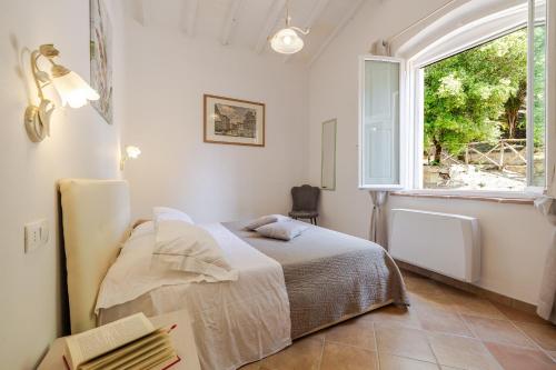 a bedroom with a bed and a window at La Casa delle Farfalle in Chiusi