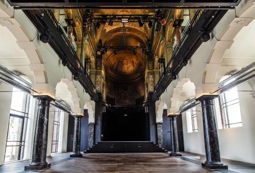 a hallway in a building with a black door at Hotel Arena in Amsterdam