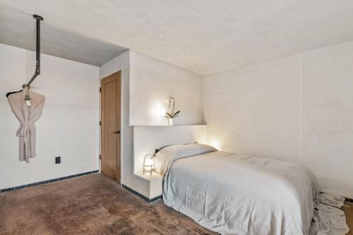 a white bedroom with a bed in a room at Kit inn Wetrock in Moab