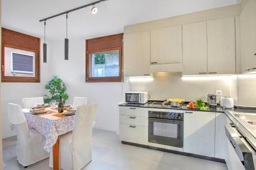 Casa Collina with Terrace & View - Happy Rentals