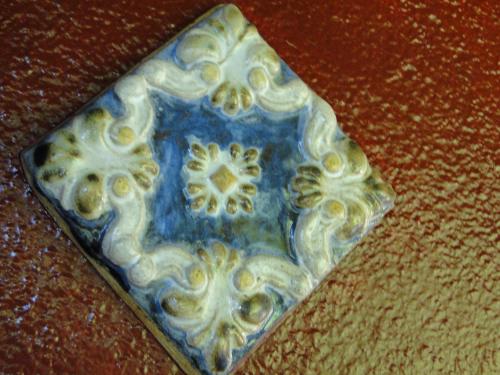 a blue and white plate sitting on a table at Pousada Romântica Serra da Mata in Penedo